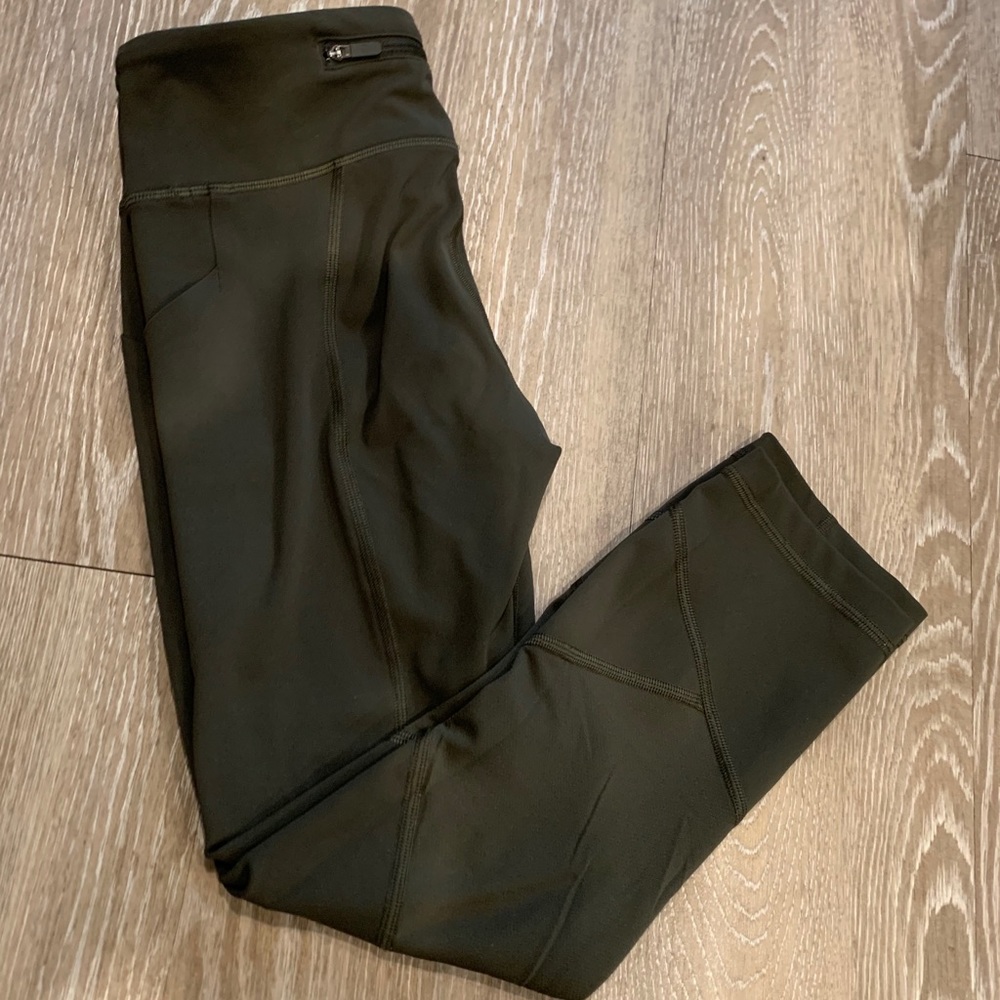 Cropped army green lululemon leggings